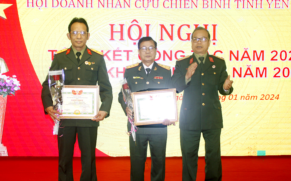 Đồng chí Nguyễn Trung Thái - Ủy viên Ban Chấp hành Trung ương Hội CCB Việt Nam, Chủ tịch Hội CCB tỉnh tặng bằng khen cho các tập thể, cá nhân.
